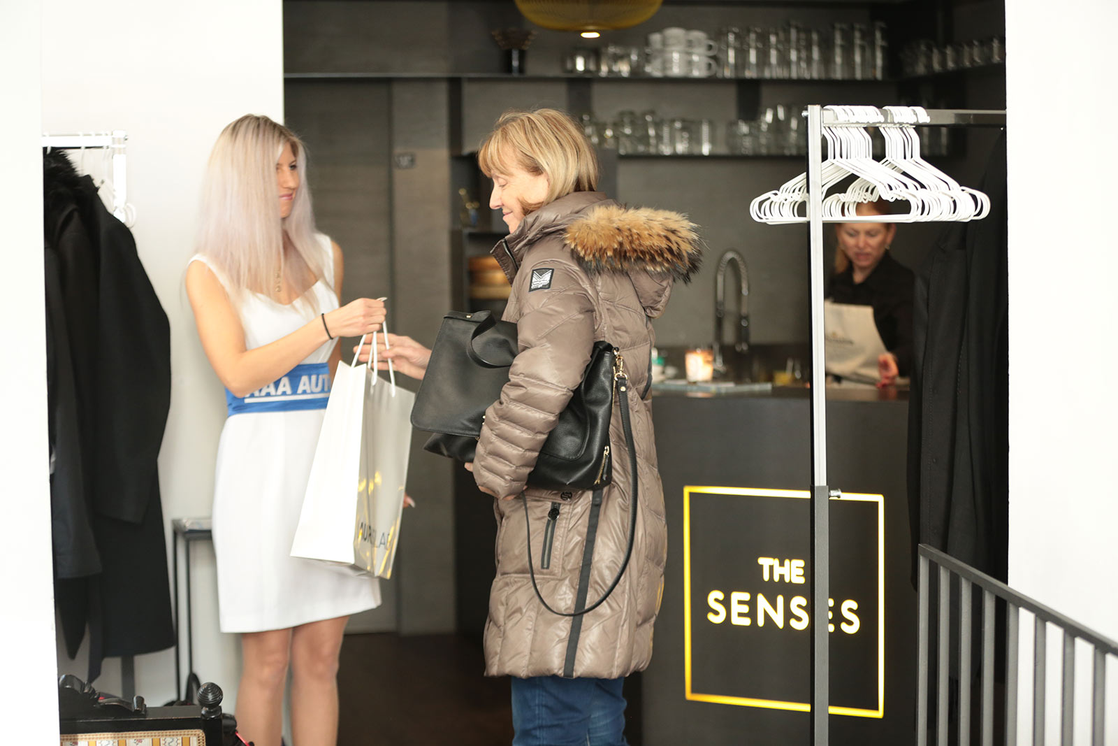 Hosteska na tiskovou konferenci AAA AUTO The Senses Praha